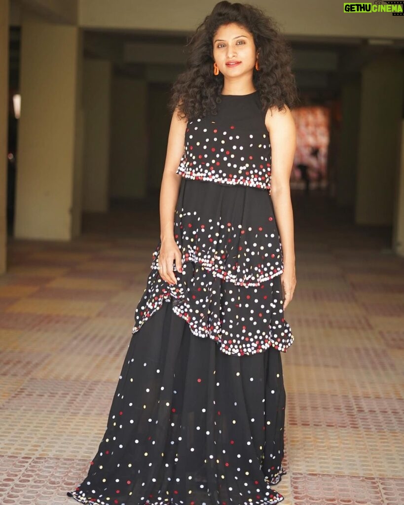 Vishnu Priya Instagram - Women who wear BLACK lead colourful lives ..! 🖤🩶🤍🩵💙💜💚💛🧡❤️🩷 . Wearing: @taksh_fashionstudioz 🩶 . 📷: @nikhilvsns 🩶 . . #black #love #attire #outfits #fashion #telugu #actress #instagram #instagood #instalove #instadaily #insta #instapic #sidshnu #subscribe #like #share #comment #thankyouthankyouthankyou