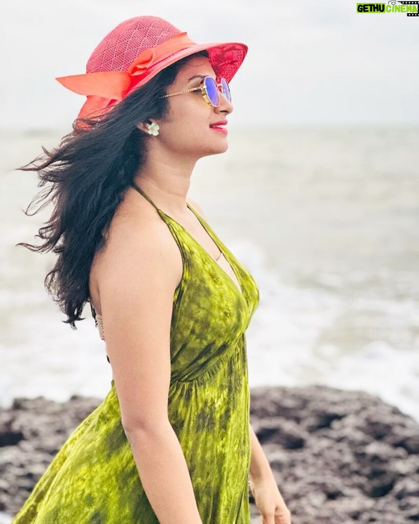 Vishnu Priya Instagram - When husband clicks a perfect picture.., & you can’t stop yourself from posting it 🤪😂 . Thank you @siddhardhvarma_official ♥️ for being my photographer 😎 . . #photography #photooftheday #beach #goa #couplegoals #couples #spreadlove #spreadpositivity #loveyourself #thankyouthankyouthankyou #pose #positivity #love #loveyouall Anjuna Beach,goa