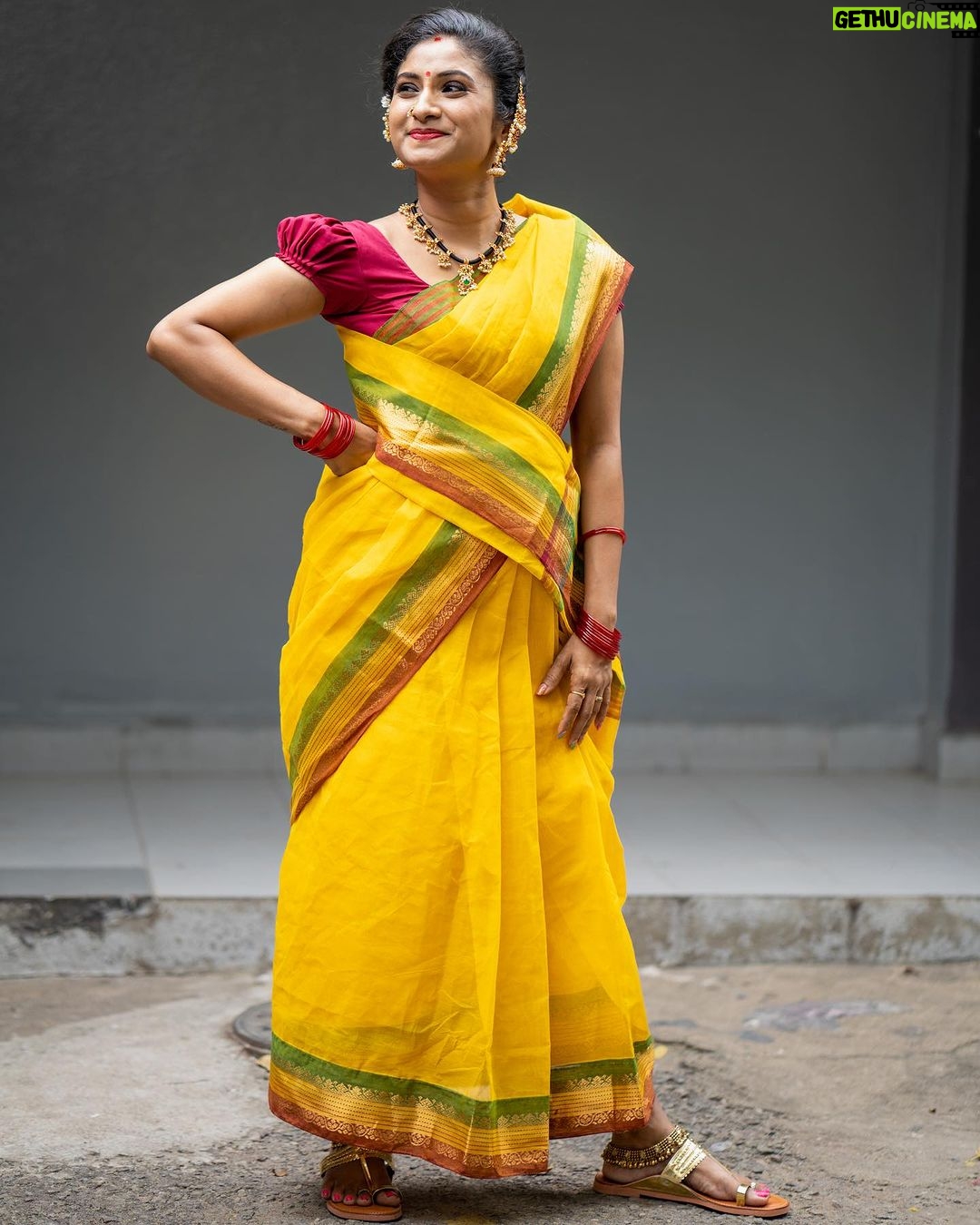 Vishnu Priya Instagram - village vibes 🌾🌴🌻 #familyno1 🧡 . Attire: @sloka_collections 🧡 . 📷: @shutterbysarath 🧡 . Makeover by @praneetha_beautymakeover 🧡 . . #family #traditional #attire #fashion #teluguammayi #teluguactress #inatagram #instadaily #instalove #blessed #yellow #grateful #loveyouall #spredlove #thankyouthankyouthankyou