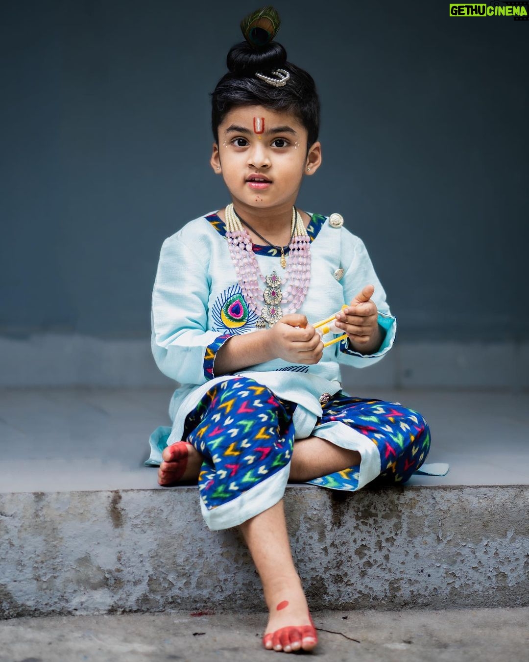 Vishnu Priya Instagram - శ్రీ కృష్ణాష్టమి శుభాకాంక్షలు 🦚 . Wearing: @moo_glitz_glam 🧿 . 📷: @shutterbysarath 🦚 . Hair accessories from @joys_creation_accessories . #krishnashtami #chinnikrishna #lord #worship #hindu #festival #festivewear #happy #blessed #kids #family #familyno1 #zeetelugu #dontmiss #thankyou #spreadlove #spreadjoy #spreadpositivity