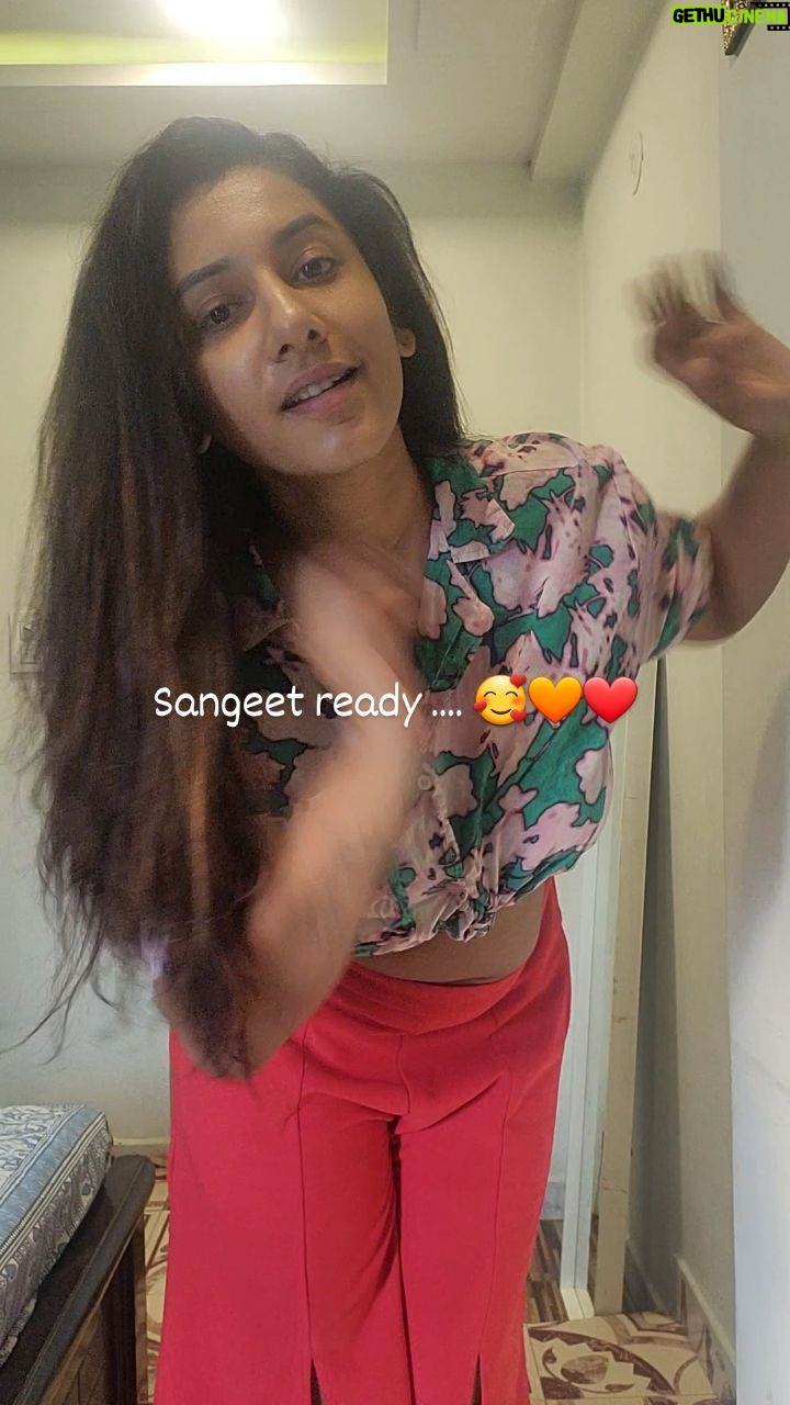 Vishnupriyaa bhimeneni Instagram - Sangeet ♥️♥️♥️💃💃💃 @bobbyreddy007 @harshinimutyala 💗💗💗💖💖💖💖💖❤️🔥❤️🔥❤️🔥 Outfit : @maramsclothing_official Jwellery: @fashioncurvee #vishnupriyaabhimeneni #sangeetdance #welcominggooddays #newdays #love #magic #Thursday 🧡#transition #reelsinstagram