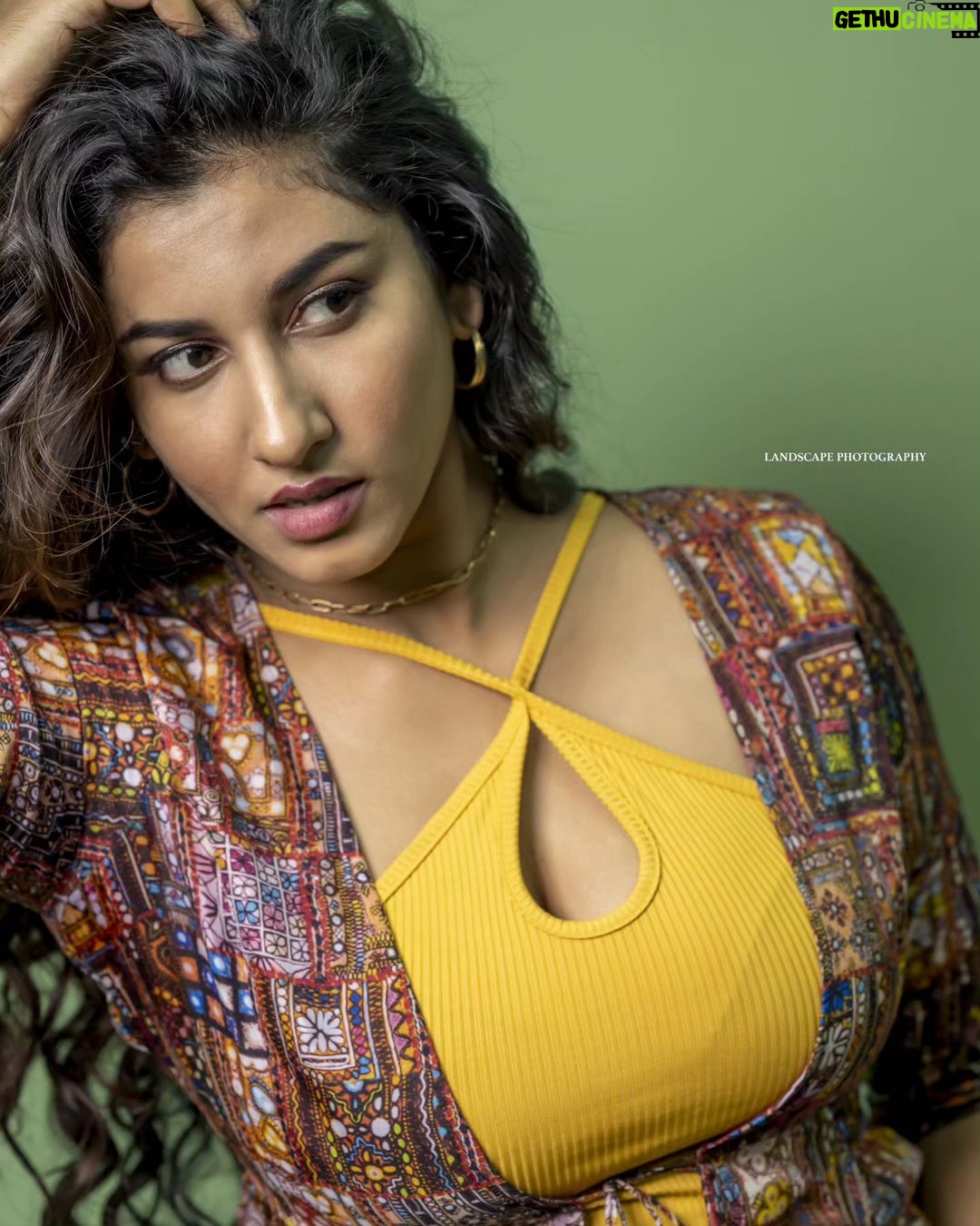 Vishnupriyaa bhimeneni Instagram - ππππβ£οΈ #DayaaOnHotstar 2 more days to go ..... so far thaankyou for ur love n blessings... hope I give it back in blockbusterous ways to entertain you my loves ππ§‘ π :@maramsclothing_official Styled by :@greeshma_krishna.k Jwellery:@pra_jewels π·:@landscapephotography19 #DayaaOnHotstar #Dayaa #vishnupriyabhimeneni #Thrillerseries #2moredays #promotions #grateful