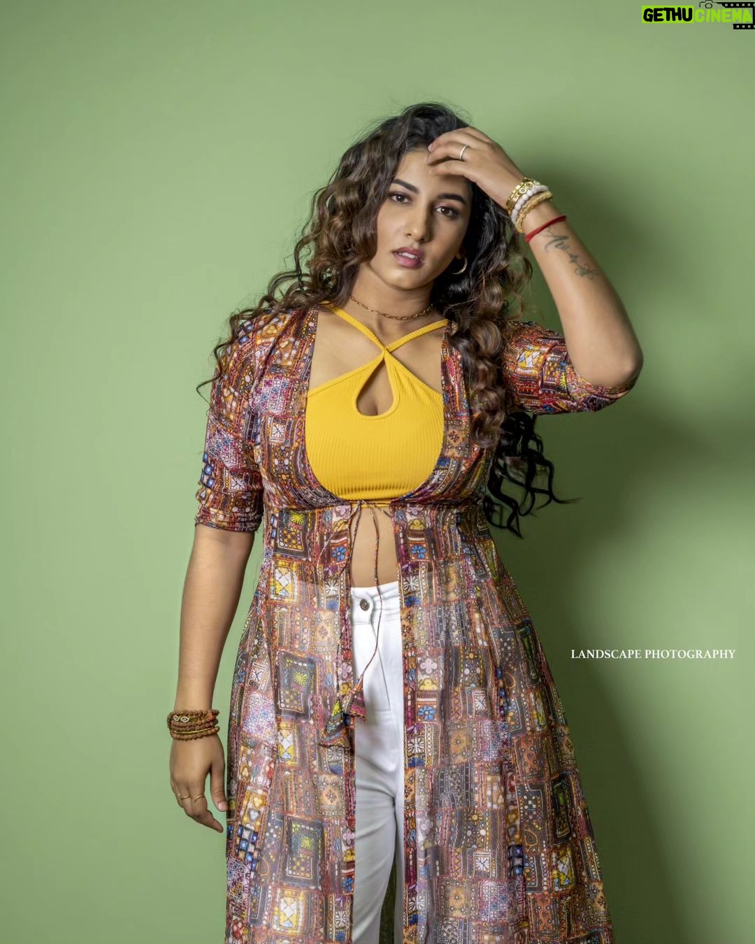 Vishnupriyaa bhimeneni Instagram - ππππβ£οΈ #DayaaOnHotstar 2 more days to go ..... so far thaankyou for ur love n blessings... hope I give it back in blockbusterous ways to entertain you my loves ππ§‘ π :@maramsclothing_official Styled by :@greeshma_krishna.k Jwellery:@pra_jewels π·:@landscapephotography19 #DayaaOnHotstar #Dayaa #vishnupriyabhimeneni #Thrillerseries #2moredays #promotions #grateful
