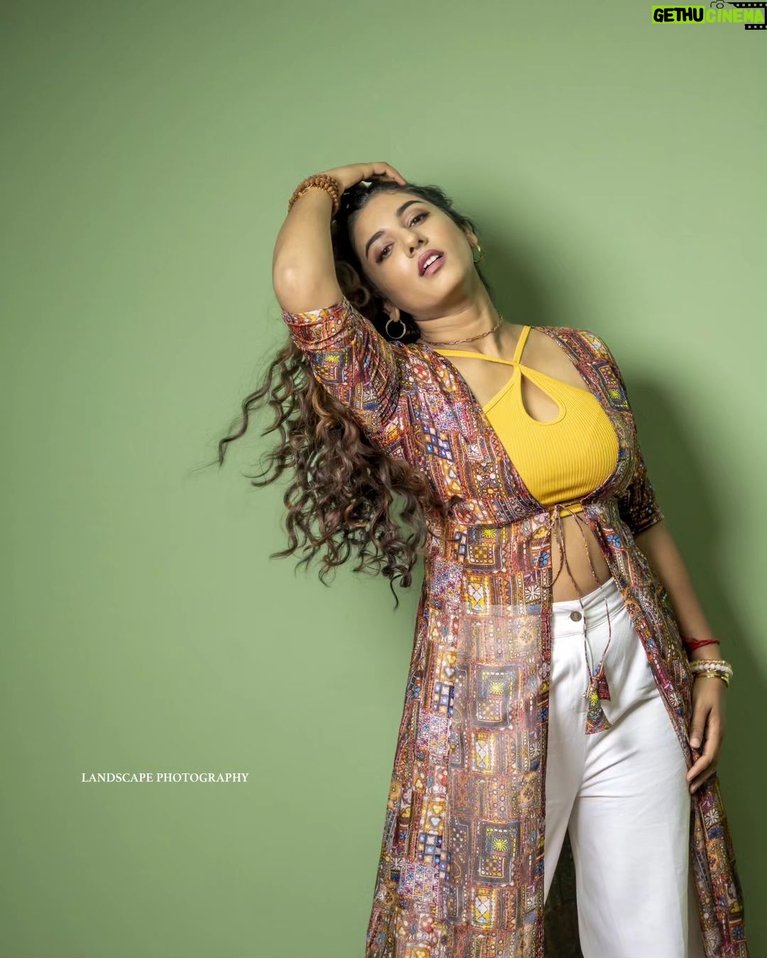 Vishnupriyaa bhimeneni Instagram - ππππβ£οΈ #DayaaOnHotstar 2 more days to go ..... so far thaankyou for ur love n blessings... hope I give it back in blockbusterous ways to entertain you my loves ππ§‘ π :@maramsclothing_official Styled by :@greeshma_krishna.k Jwellery:@pra_jewels π·:@landscapephotography19 #DayaaOnHotstar #Dayaa #vishnupriyabhimeneni #Thrillerseries #2moredays #promotions #grateful