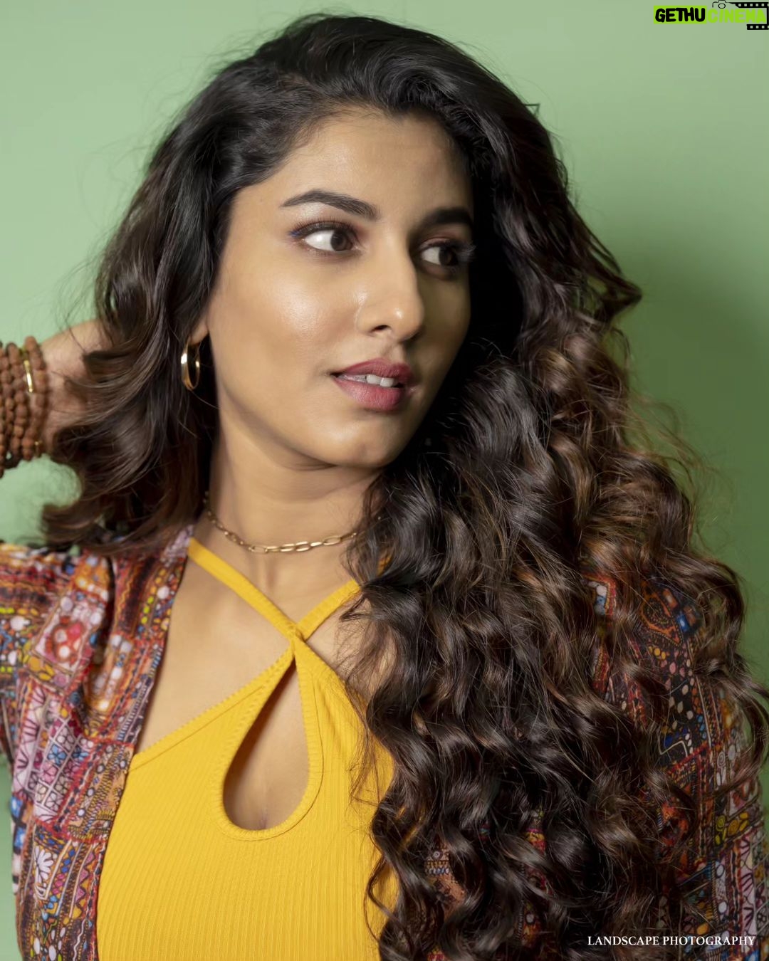 Vishnupriyaa bhimeneni Instagram - ππππβ£οΈ #DayaaOnHotstar 2 more days to go ..... so far thaankyou for ur love n blessings... hope I give it back in blockbusterous ways to entertain you my loves ππ§‘ π :@maramsclothing_official Styled by :@greeshma_krishna.k Jwellery:@pra_jewels π·:@landscapephotography19 #DayaaOnHotstar #Dayaa #vishnupriyabhimeneni #Thrillerseries #2moredays #promotions #grateful