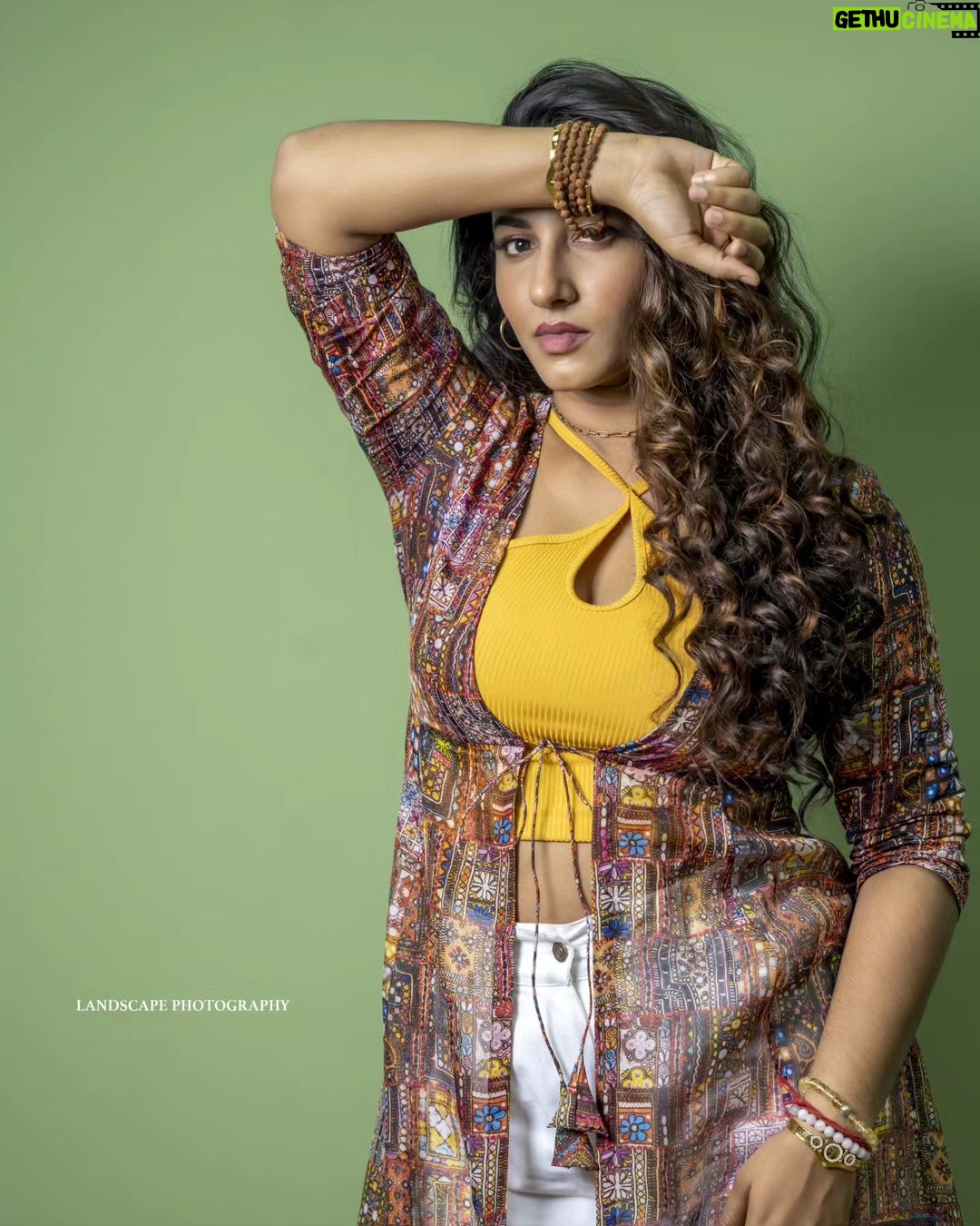 Vishnupriyaa bhimeneni Instagram - ππππβ£οΈ #DayaaOnHotstar 2 more days to go ..... so far thaankyou for ur love n blessings... hope I give it back in blockbusterous ways to entertain you my loves ππ§‘ π :@maramsclothing_official Styled by :@greeshma_krishna.k Jwellery:@pra_jewels π·:@landscapephotography19 #DayaaOnHotstar #Dayaa #vishnupriyabhimeneni #Thrillerseries #2moredays #promotions #grateful