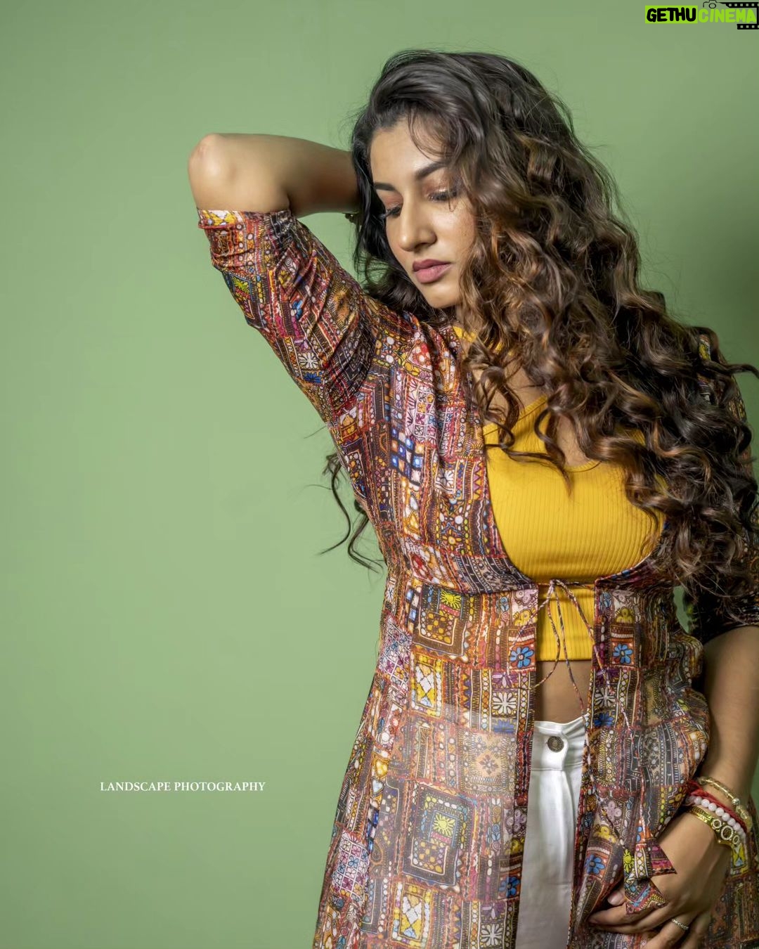 Vishnupriyaa bhimeneni Instagram - ππππβ£οΈ #DayaaOnHotstar 2 more days to go ..... so far thaankyou for ur love n blessings... hope I give it back in blockbusterous ways to entertain you my loves ππ§‘ π :@maramsclothing_official Styled by :@greeshma_krishna.k Jwellery:@pra_jewels π·:@landscapephotography19 #DayaaOnHotstar #Dayaa #vishnupriyabhimeneni #Thrillerseries #2moredays #promotions #grateful
