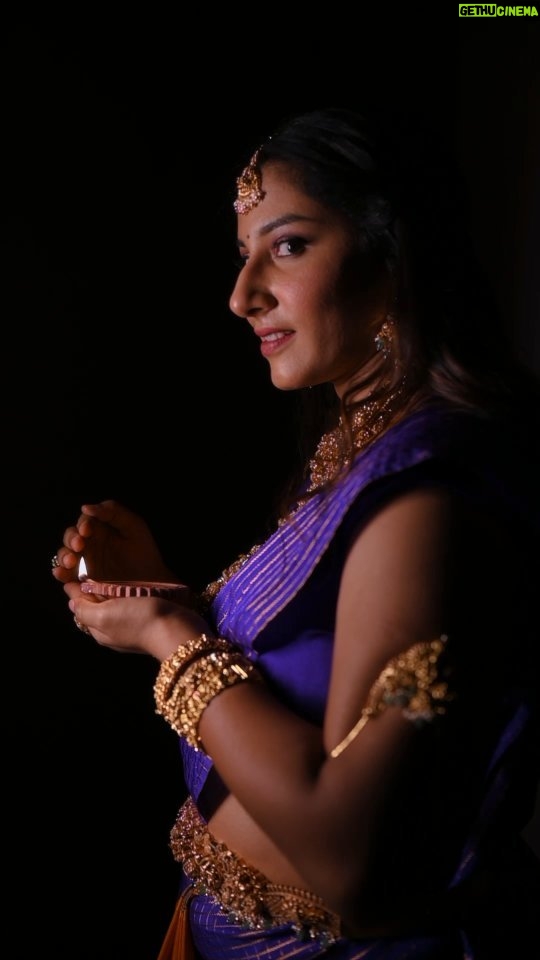 Vishnupriyaa bhimeneni Instagram - This ammavasya being ur light ✨️ 💛 💖 ND love ... Happy Diwali loves ❤️ 💛💗💗💗 Jwellery: @emmadi_silver_jewellery Styling: @priyareddy_baddigam Saree: @maramsclothing_official Vc : @studios19_lsp @landscapephotography19 #vishnupriyaabhimeneni #Diwaliwishes #love #light #happiness #bethelight #grateful