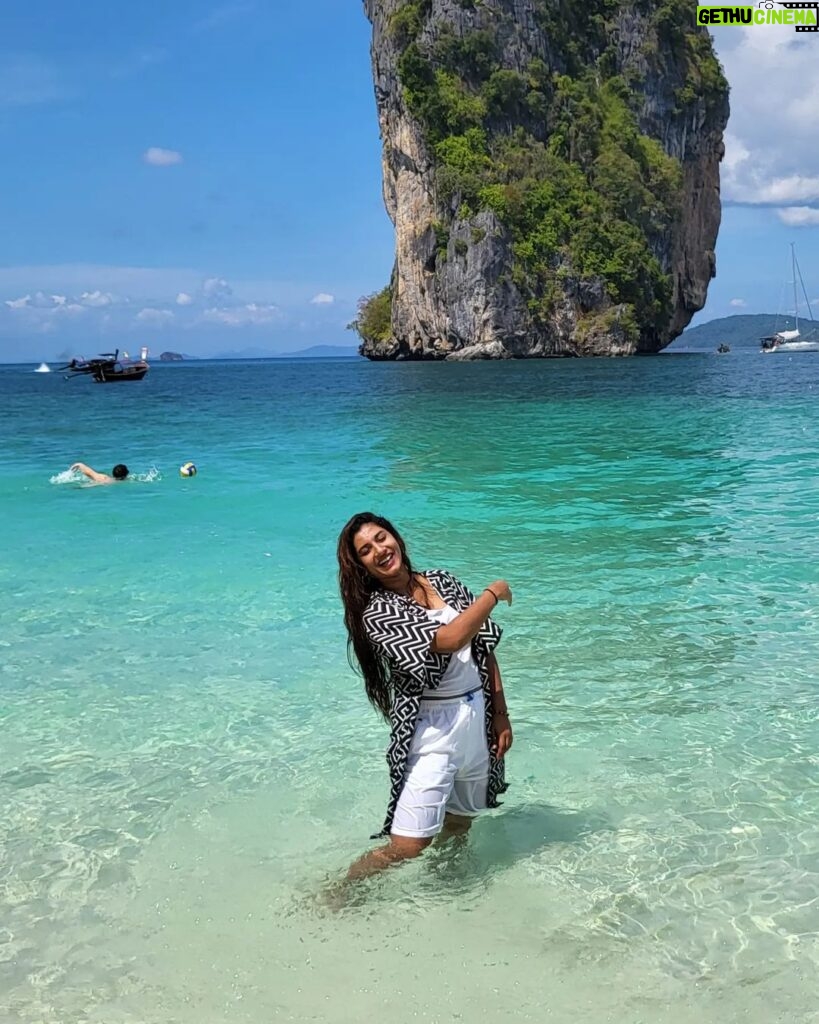 Vishnupriyaa bhimeneni Instagram - Major major missing 💙💙💙🌴🏝🏝🏜🏖🌈⛱🌤🌤🌤🌞🌞🌞🌠🌊🌊 #VISHNUPRIYABHIMENENI #Takemeback #vacation #Ocean #swim #outdoors #rejuvenation #inthenature #withthenature #Motherearth #Islanddiaries Krabi, Thailand