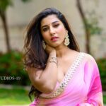 Vishnupriyaa bhimeneni Instagram - Duniya Kehti Ishq Bhul Hai Befizool Hai Hamko To Dil Se Kabool Hai Oh Ho Ho Tujhme Dikhta Rab Ka Noor Hai Ek Suroor Hai Tu Hai Apna Ye Guroor Hai Oh Ho Ho 😍😍😍 Saree :@maramsclothing_official Earrings:@aditi_collection Hair: @dkalyani73 📷: @studios19_lsp #vishnupriyaabhimeneni #atlataddi #Tuesdaypost #lovenmagic #teluguactress #tollywood #jawan