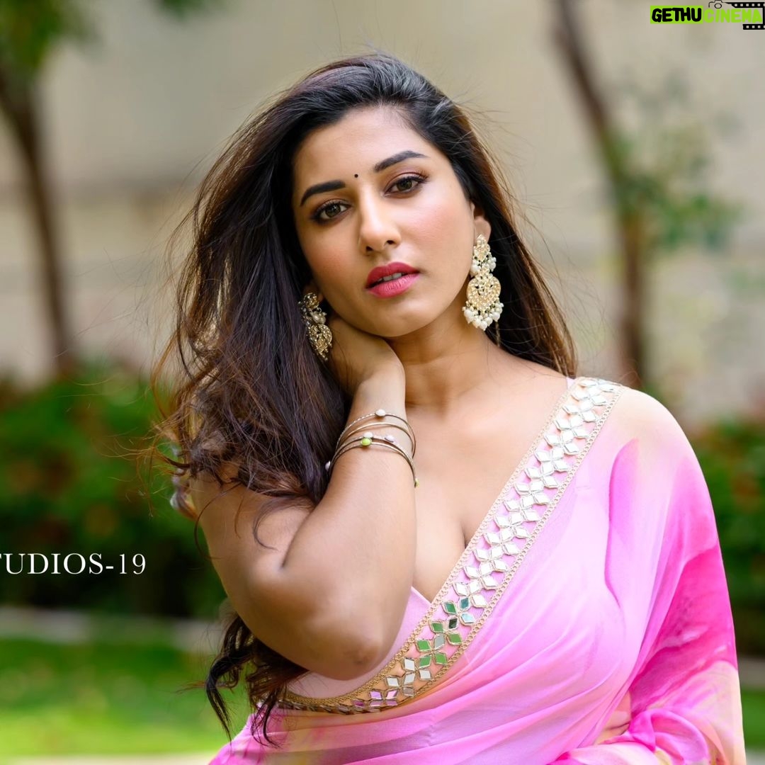 Vishnupriyaa bhimeneni Instagram - Duniya Kehti Ishq Bhul Hai Befizool Hai Hamko To Dil Se Kabool Hai Oh Ho Ho Tujhme Dikhta Rab Ka Noor Hai Ek Suroor Hai Tu Hai Apna Ye Guroor Hai Oh Ho Ho πππ Saree :@maramsclothing_official Earrings:@aditi_collection Hair: @dkalyani73 π·: @studios19_lsp #vishnupriyaabhimeneni #atlataddi #Tuesdaypost #lovenmagic #teluguactress #tollywood #jawan