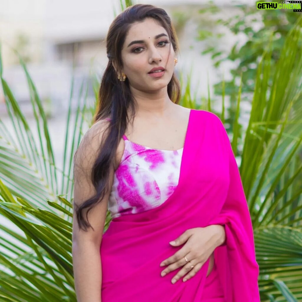 Vishnupriyaa bhimeneni Instagram - 🪷🪷🪷 Outfit : @rekhas_couture Designer : @kirthana_sunil 📸: @teampixel8 #VISHNUPRIYABHIMENENI #pinksaree #festivewear #sareelove