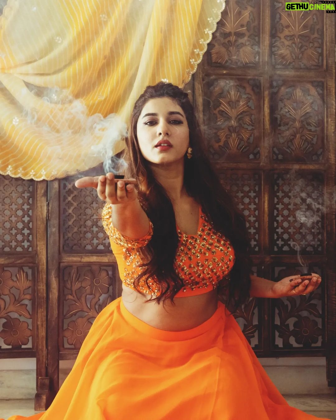 Vishnupriyaa bhimeneni Instagram - AAO KABHI HAVELI PEH ๐๐คช๐งก๐งกโค๏ธโ๐ฅ Outfit : @rekhas_couture Designer : @kirthana_sunil ๐ธ: @teampixel8 #VISHNUPRIYABHIMENENI #festivewear #rekahscouture #love #live #behappy
