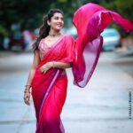 Vishnupriyaa bhimeneni Instagram - Keep your face always towards the sunshine 🌞 & shadows will fall behind 💖 🥻:@sujisrin.collection 📷:@stories_by_challachandu #VISHNUPRIYABHIMENENI #navratri #saree #love #live #laugh #befree