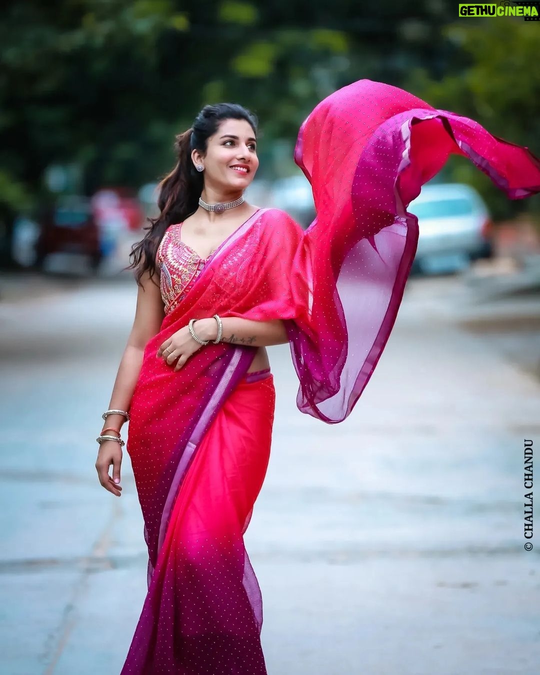 Vishnupriyaa bhimeneni Instagram - Keep your face always towards the sunshine π & shadows will fall behind π π₯»:@sujisrin.collection π·:@stories_by_challachandu #VISHNUPRIYABHIMENENI #navratri #saree #love #live #laugh #befree