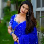 Vishnupriyaa bhimeneni Instagram - 💙💙💙💙💙 Saree : @maramsclothing_official 📷 : @studios19_lsp Hair :@dkalyani73 #vishnupriyaabhimeneni #festivecollection #festivevibes #lovenmagic #teluguactress #telugumovies #dussera #devi