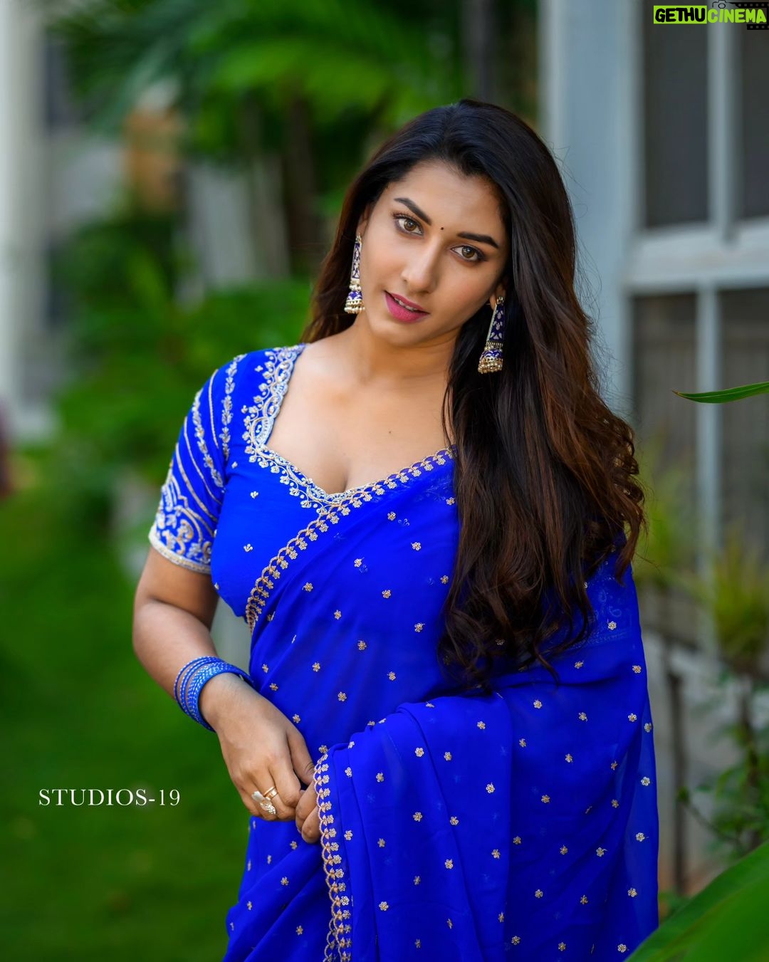 Vishnupriyaa bhimeneni Instagram - πππππ Saree : @maramsclothing_official π· : @studios19_lsp Hair :@dkalyani73 #vishnupriyaabhimeneni #festivecollection #festivevibes #lovenmagic #teluguactress #telugumovies #dussera #devi