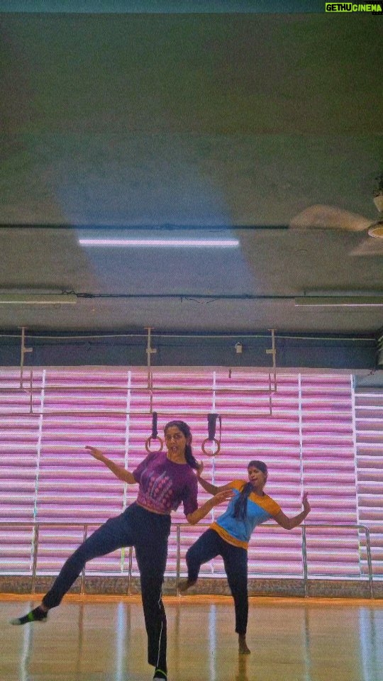 Vishnupriyaa bhimeneni Instagram - Learning... Slow learner 😣 Look at my teachers grace 😍 The goal is to get there 😍 #leharaayionloop😍😍😍😍 #currentfavourite #reelitfeelit❤️💪🌈👑 #everydayonesteptogetbetter#lovelife #lovedance #reels #leharaayi