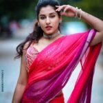 Vishnupriyaa bhimeneni Instagram - Keep your face always towards the sunshine 🌞 & shadows will fall behind 💖 🥻:@sujisrin.collection 📷:@stories_by_challachandu #VISHNUPRIYABHIMENENI #navratri #saree #love #live #laugh #befree