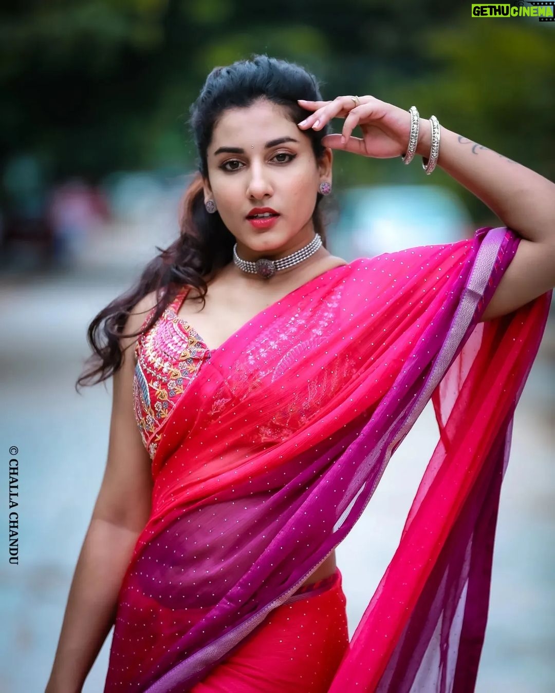 Vishnupriyaa bhimeneni Instagram - Keep your face always towards the sunshine π & shadows will fall behind π π₯»:@sujisrin.collection π·:@stories_by_challachandu #VISHNUPRIYABHIMENENI #navratri #saree #love #live #laugh #befree