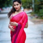 Vishnupriyaa bhimeneni Instagram - Keep your face always towards the sunshine 🌞 & shadows will fall behind 💖 🥻:@sujisrin.collection 📷:@stories_by_challachandu #VISHNUPRIYABHIMENENI #navratri #saree #love #live #laugh #befree