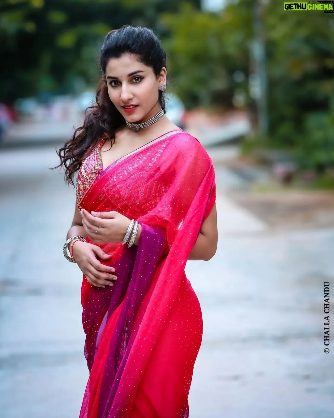 Vishnupriyaa bhimeneni Instagram - Keep your face always towards the sunshine π & shadows will fall behind π π₯»:@sujisrin.collection π·:@stories_by_challachandu #VISHNUPRIYABHIMENENI #navratri #saree #love #live #laugh #befree