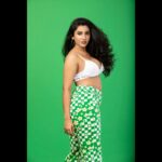Vishnupriyaa bhimeneni Instagram - “I keep stars in my pockets wear daisies in my hair but I tuck you tenderly in the folds of my heart and take you everywhere💚💚🐛.” ― Melody Lee styling :@greeshma_krishna.k H&M : @makeupbysapnak 📸 : @shareefnandyala #vishnupriyabhimeneni #justbreathingandbeing #fridaysingreen #greenenergy💚 #justlookup #keepgoing