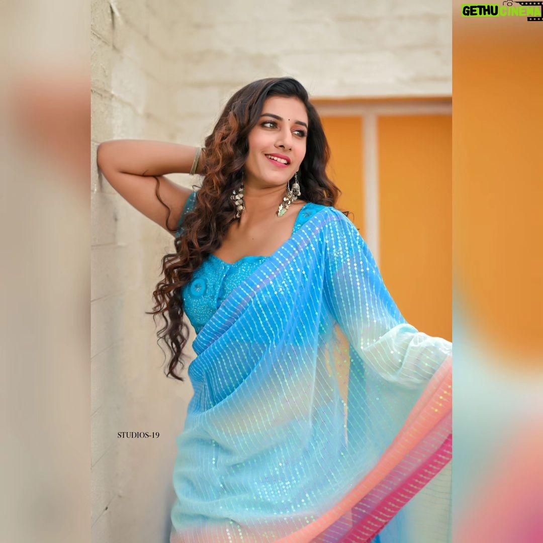 Vishnupriyaa bhimeneni Instagram - Glamming ur gram with my glam ππ₯³ππβ₯οΈβ¨οΈπͺ© π :@sujisrin.collection Earrings :@aanvitrends π·:@studios19_lsp @landscapephotography19 Hair :@dkalyani73 π:@passionate_studios #vishnupriyabhimeneni #vinayakachavithimagic #living #loving #grateful #photooftheday #vishnupriyaa