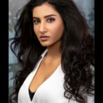 Vishnupriyaa bhimeneni Instagram - Just keeping it casual in whites 😝🤍🖤 Styling : @greeshma_krishna.k H&M : @makeupbysapnak 📸 : @shareefnandyala #vishnupriyabhimeneni #loveandlight #gratefulforeverything #mondaycasuals