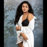Vishnupriyaa bhimeneni Instagram - Just keeping it casual in whites 😝🤍🖤 Styling : @greeshma_krishna.k H&M : @makeupbysapnak 📸 : @shareefnandyala #vishnupriyabhimeneni #loveandlight #gratefulforeverything #mondaycasuals