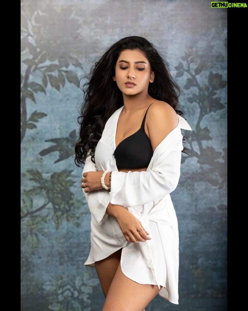 Vishnupriyaa bhimeneni Instagram - Just keeping it casual in whites 😝🤍🖤 Styling : @greeshma_krishna.k H&M : @makeupbysapnak 📸 : @shareefnandyala #vishnupriyabhimeneni #loveandlight #gratefulforeverything #mondaycasuals