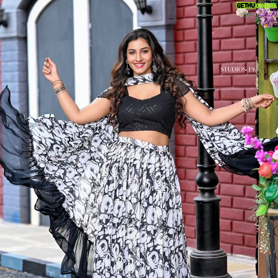 Vishnupriyaa bhimeneni Instagram - Holaaa .... Happy sunday π«ΆππβοΈπ§‘π My most favourite day π₯°π π : @sujisrin.collection Hair :@dkalyani73 π· :@studios19_lsp π: @passionate_studios #vishnupriyabhimeneni #sundayfunday #mood #inlove #greatefulforthelove #radhakrishnaatheart #19 #happysunday