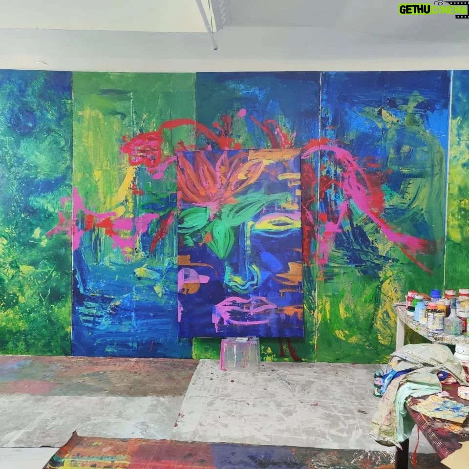 Vishnupriyaa bhimeneni Instagram - Thankyou for this @manohar_chiluveru Artkriya... Grateful colour filled Saturday ππππππ 4-06-22 β€οΈππ #vishnupriyabhimeneni #loveforthecolourπ #Art #create #letgo #liveinthemoment #makemoments #Sarvejanasukinobhavantu
