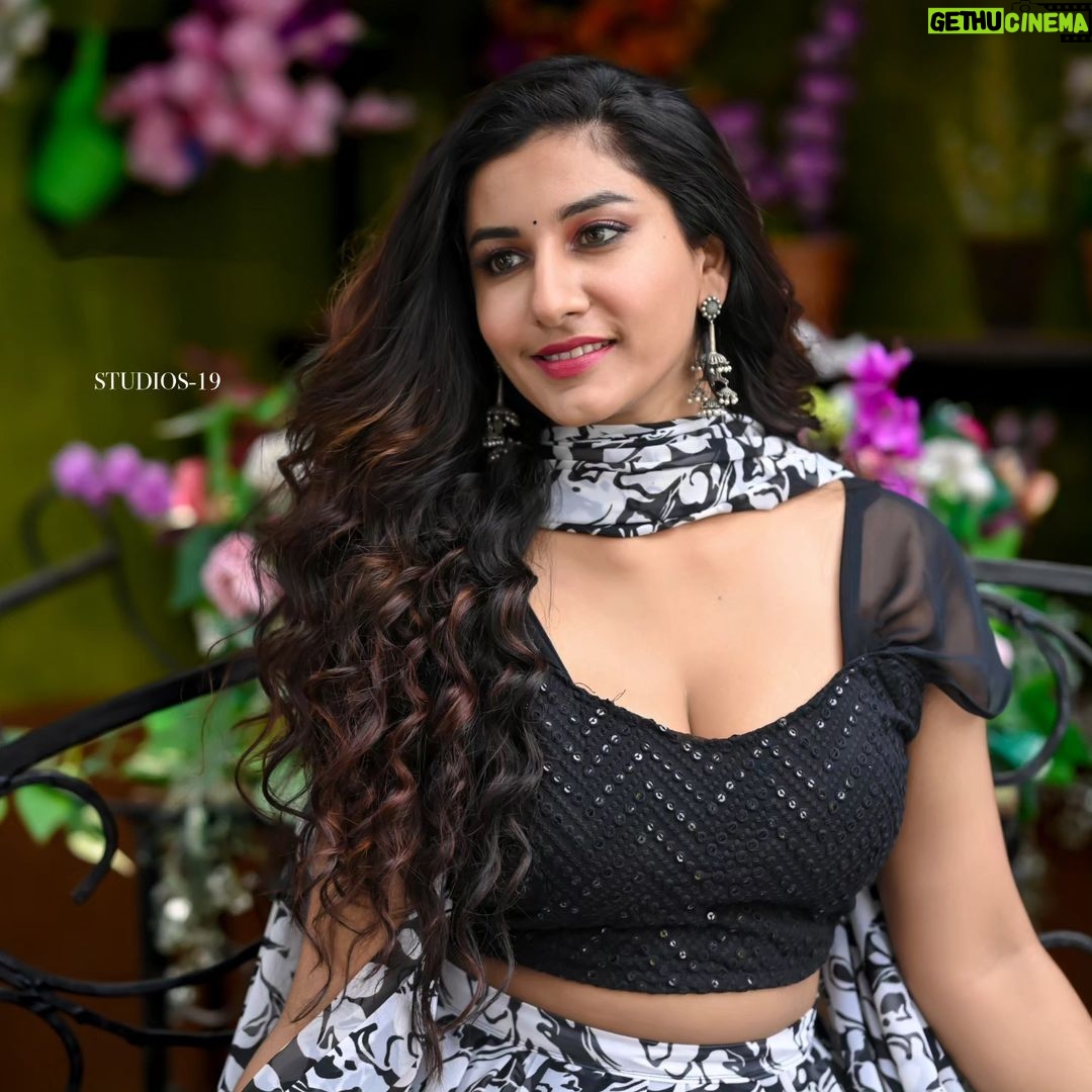 Vishnupriyaa bhimeneni Instagram - 🖤🤍🖤🤍🖤🤍🖤🤍🖤🤍🖤🤍🧿 Outfit : @sujisrin.collection Hair : @dkalyani73 Jwellery:@aanvitrends 📷 :@landscapephotography19 @studios19_lsp Location : @passionate_studios #vishnupriyabhimeneni #friday #loveday #blacknwhite #happinessnjoytotheworld