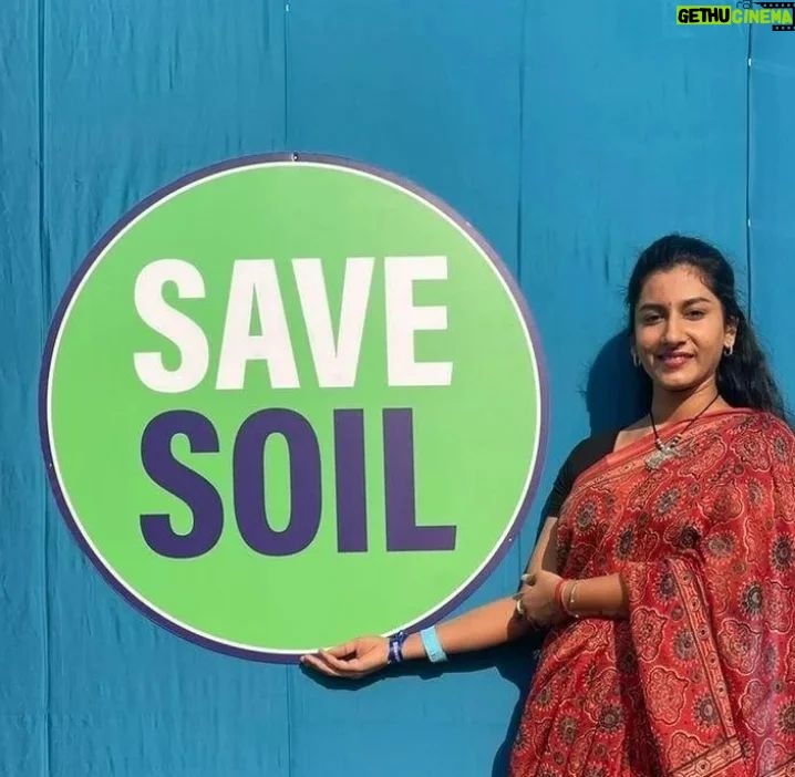 Vishnupriyaa bhimeneni Instagram - Soil degradation is real and we cannot stay blind to it anymore. We are what we eat and everything that sustains us comes from the soil. Let's support @sadhguru as he starts his epic bike ride across 27 countries to #SaveSoil. #ConsciousPlanet @consciousplanet #vishnupriyabhimeneni #conciousliving #ConsciousPlanet #sadhguru #savesoil #motherearth #Bhumi #mylove #Mypassion #tosavesoil