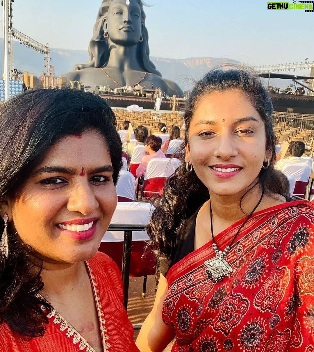 Vishnupriyaa bhimeneni Instagram - One with Divine π Purely Magical... πβ€οΈ YOGI SHIVA MAHADEV π€ Forever grateful.... π₯» @sujisrin.collection #mahashivratri2022 #vishnupriyabhimeneni #sadhguru #ishafoundation #savesoil #memorablenight Adiyogi Shiva statue