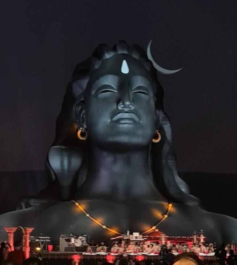 Vishnupriyaa bhimeneni Instagram - One with Divine 💛 Purely Magical... 🙏❤️ YOGI SHIVA MAHADEV 🤍 Forever grateful.... 🥻 @sujisrin.collection #mahashivratri2022 #vishnupriyabhimeneni #sadhguru #ishafoundation #savesoil #memorablenight Adiyogi Shiva statue