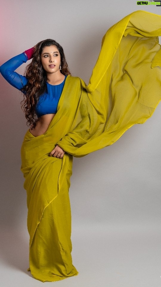 Vishnupriyaa bhimeneni Instagram - 🌼🌼🌼🌼🌼🌼🌼 Styling: @greeshma_krishna.k Saree : @swarna_reddys Earrings: @pretty.jewelbox Shot n edited : @sushmaa_gupta Makeup : @makeupbysapna_k #vishnupriyabhimeneni #sammohanuda #reelsinstagram #trending #living #grateful #love