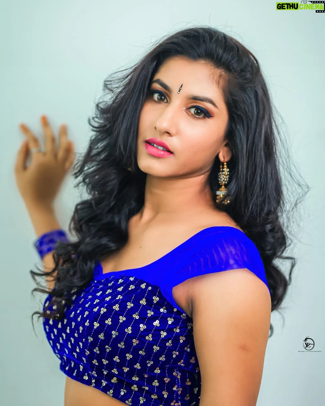 Vishnupriyaa bhimeneni Instagram - Let the blue sky meet the blue sea and all is blue for a time πππππ§βοΈπ Styling @greeshma_krishna.k Outfit @mvdesignerstudio H&M @vinusha_makeoverartistry Pc @naveen_photography_official #vishnupriyabhimeneni #etvsridevidramacompany #dancingmywayintolife #experienceisallthatmatters #eveydayphenomenal
