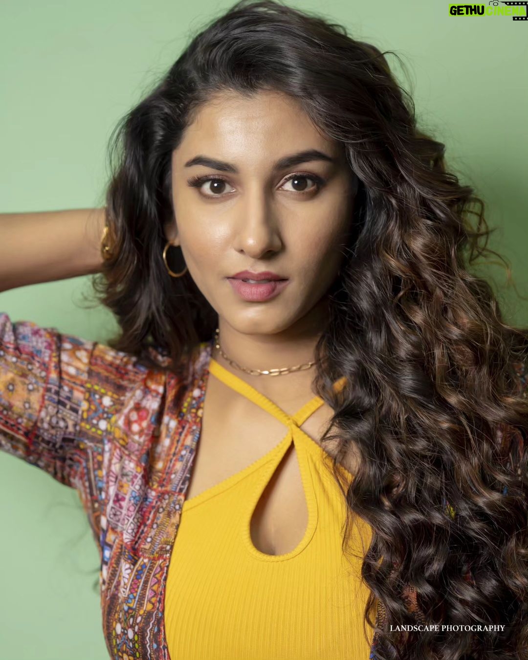 Vishnupriyaa bhimeneni Instagram - ππππβ£οΈ #DayaaOnHotstar 2 more days to go ..... so far thaankyou for ur love n blessings... hope I give it back in blockbusterous ways to entertain you my loves ππ§‘ π :@maramsclothing_official Styled by :@greeshma_krishna.k Jwellery:@pra_jewels π·:@landscapephotography19 #DayaaOnHotstar #Dayaa #vishnupriyabhimeneni #Thrillerseries #2moredays #promotions #grateful