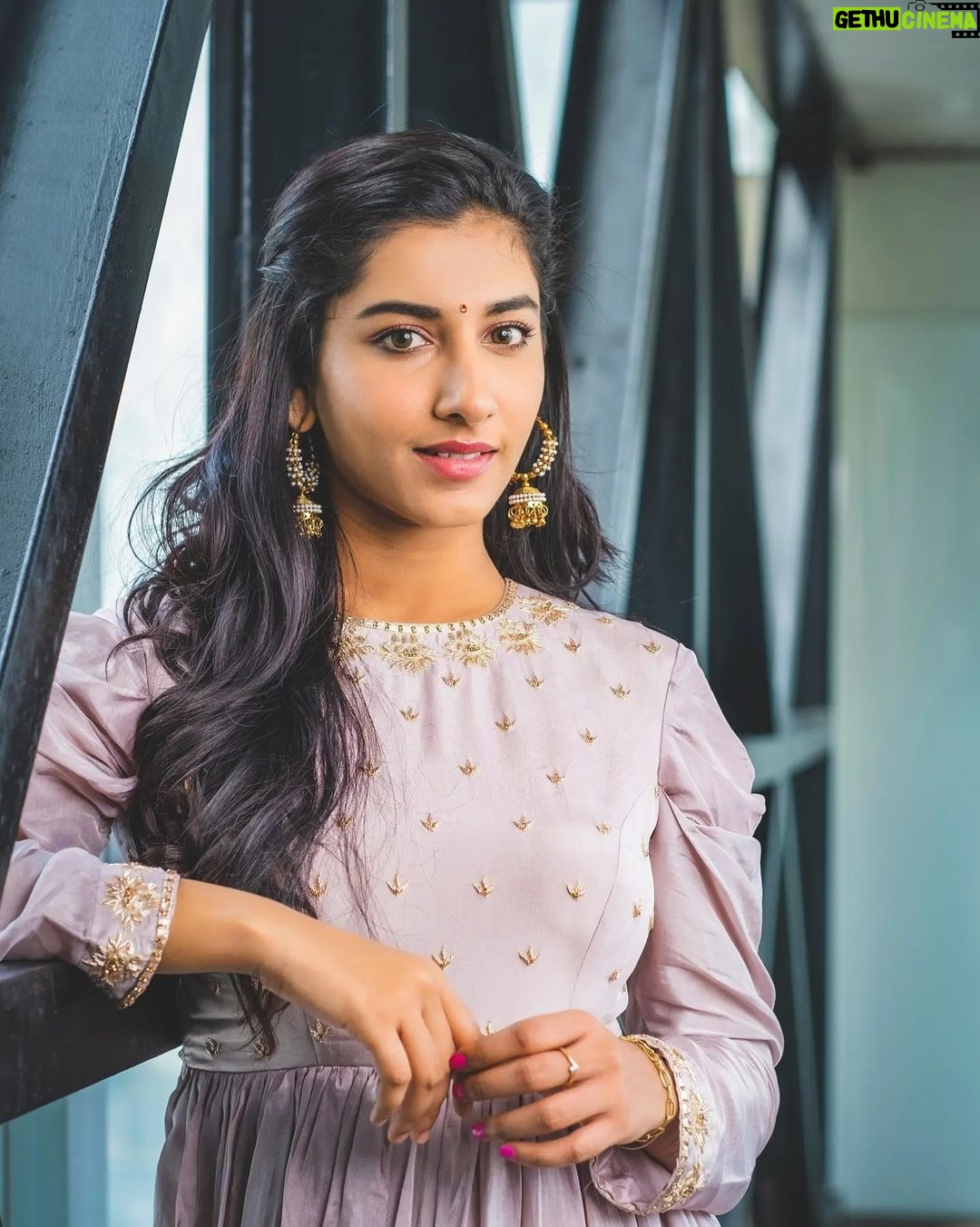 Vishnupriyaa bhimeneni Instagram - Counting blessings πππππ Thankyou for loving Mahi... Maheshwari #TheBakerAndTheBeauty Heartfelt gratitude to every one who blessed me πππππ I love you β€οΈβ€οΈβ€οΈβ€οΈ Styling : @greeshma_krishna.k πΈ : @whoisindrasena Label : @rvdesignerstudiobyrupa #TheBakerAndTheBeauty #promotions #annapurnastudios #aha #tinashiparaj #santoshshobhan #venkat #blessedandgrateful