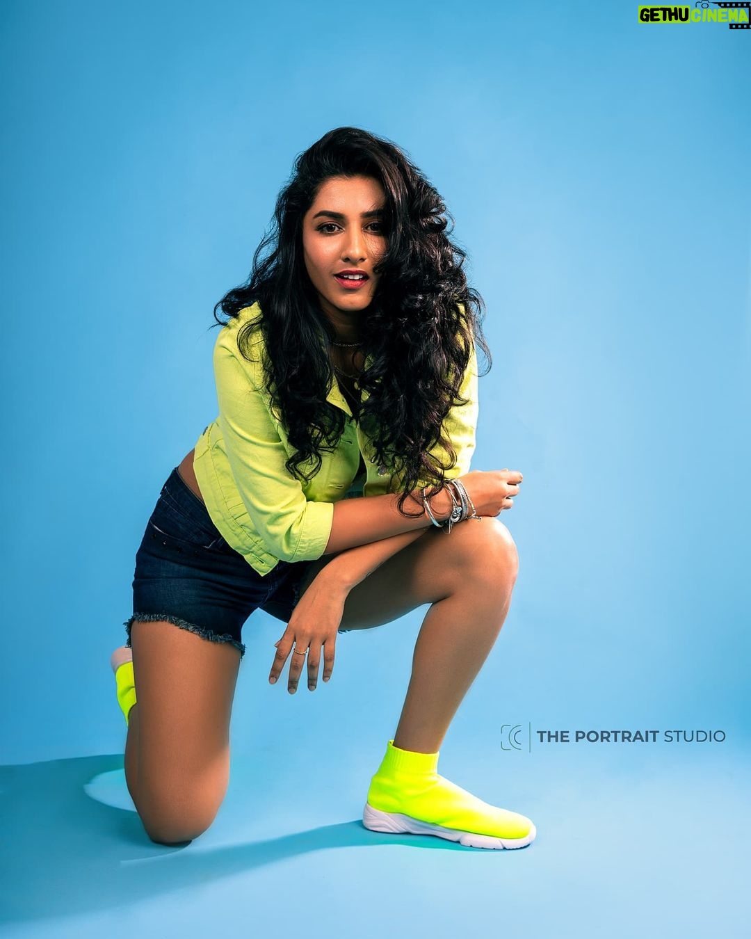 Vishnupriyaa bhimeneni Instagram - Be the light at the end of a dark tunnel ππ Styling :@greeshma_krishna.k Captured : @theportraitstudio_tps H&M :@makeupbysapnak #sundayyyyingggg #loveinworld #LIVEHAPPYHEALTHY #keepurmindpositive #belove