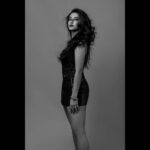 Vishnupriyaa bhimeneni Instagram - Black always let you slay 🖤🤍 📸 @shareefnandyala M&H @pranathibandi Styling @greeshma_krishna.k #slayinginblack #blacknwhitemoods #capturingthemoment #living #slaying #standingtall #forurselfandpeoplearoundyou #thursdaysinblack⚫