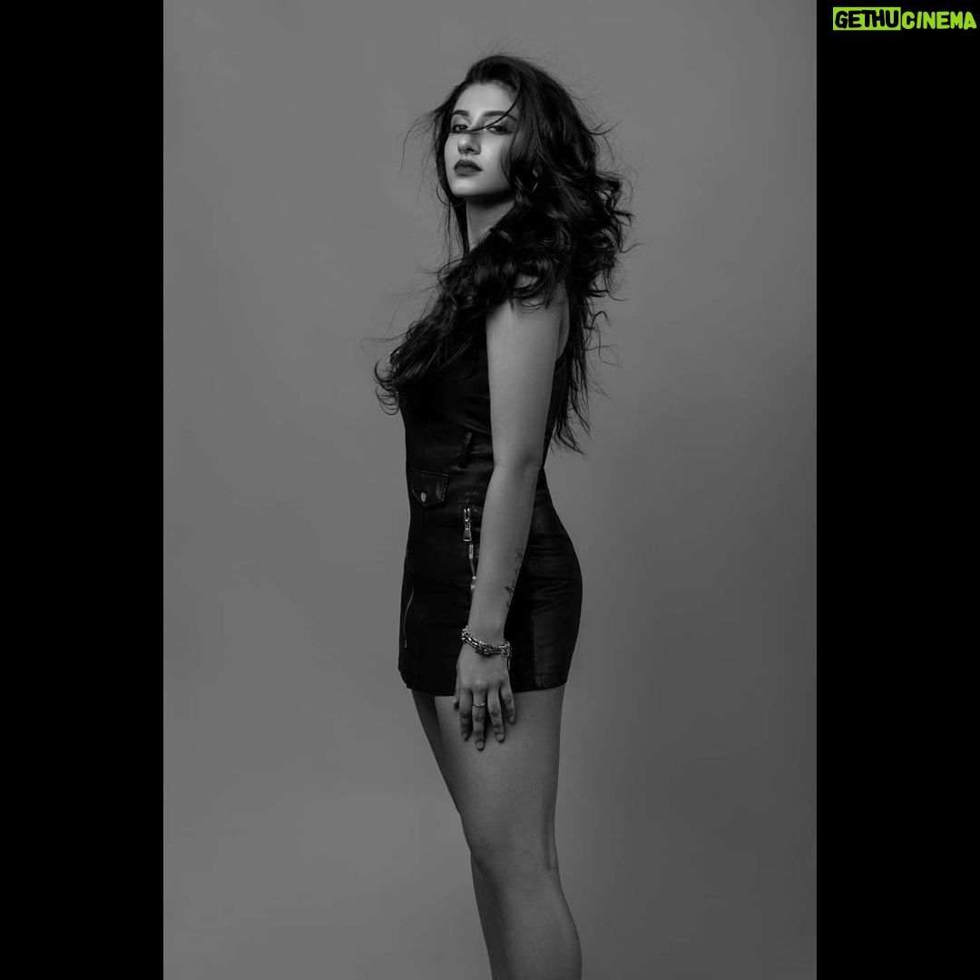 Vishnupriyaa bhimeneni Instagram - Black always let you slay 🖤🤍 📸 @shareefnandyala M&H @pranathibandi Styling @greeshma_krishna.k #slayinginblack #blacknwhitemoods #capturingthemoment #living #slaying #standingtall #forurselfandpeoplearoundyou #thursdaysinblack⚫