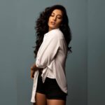 Vishnupriyaa bhimeneni Instagram - 🤍🤍🤍🖤 📸 @shareefnandyala M&H @pranathibandi Styling @devaras92