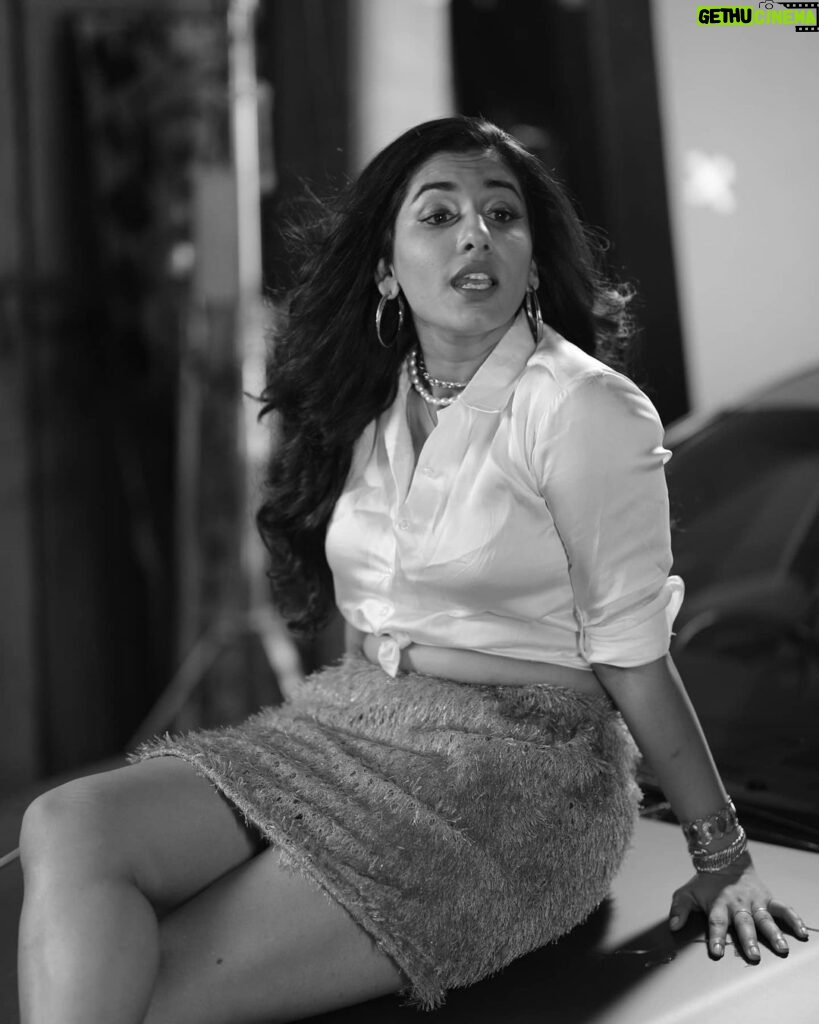 Vishnupriyaa bhimeneni Instagram - Hey!!!!! Few more candids 😝🤣 #alwayscrackingup Styled : @greeshma_krishna.k Outfit : @maghuva.studio Captured : @photographyarvin M&H : @makeup_by_lavanya