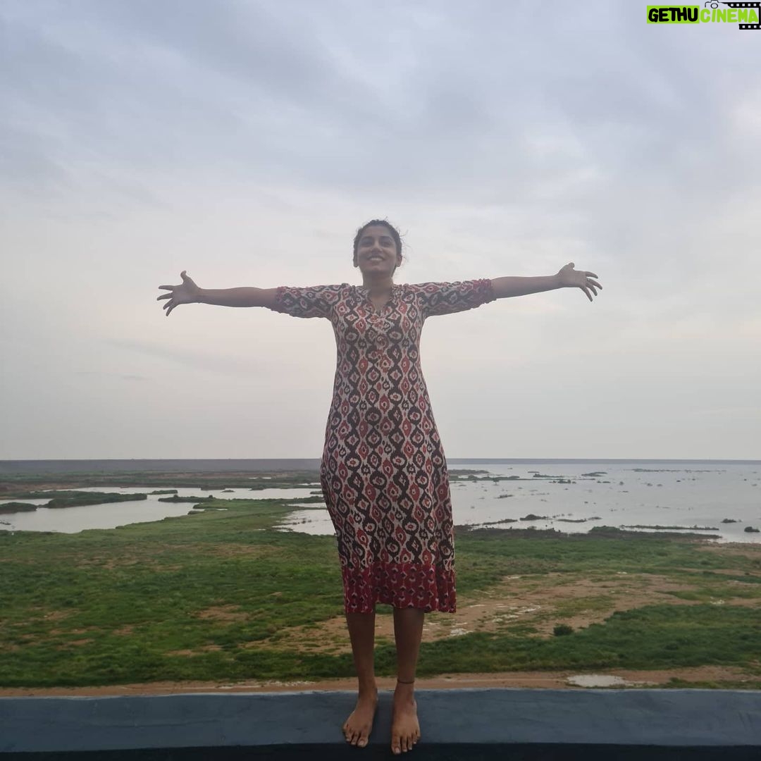 Vishnupriyaa bhimeneni Instagram - Nature's Stillness😍.... My madness 😍😝💜 💚💚🌱🍀🏝️🏝️ Birthday month 💜💗 #livinglife #lovelife #grateful #love #breezeinhair #breezetakingover #lifeisbeautiful💚💛💜 #everyminuteisinevitable💛💚