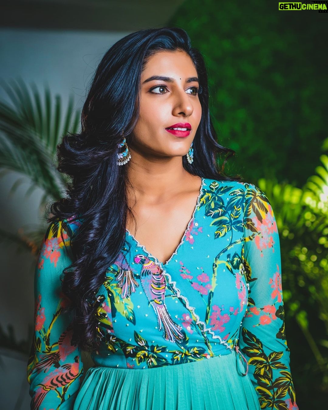 Vishnupriyaa bhimeneni Instagram - All I have is heart full of love ❤️❤️❤️❤️❤️ Styling : @greeshma_krishna.k Label : @nikitamtiwari 📸 :@whoisindrasena #thebaker&thebeautypromorions #annapurnastudios #aha #loveforlife#lovenhappinesstoall💜