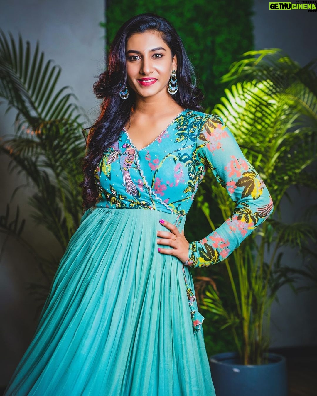 Vishnupriyaa bhimeneni Instagram - All I have is heart full of love ❤️❤️❤️❤️❤️ Styling : @greeshma_krishna.k Label : @nikitamtiwari 📸 :@whoisindrasena #thebaker&thebeautypromorions #annapurnastudios #aha #loveforlife#lovenhappinesstoall💜