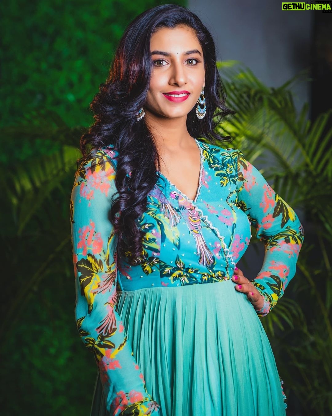 Vishnupriyaa bhimeneni Instagram - All I have is heart full of love ❤️❤️❤️❤️❤️ Styling : @greeshma_krishna.k Label : @nikitamtiwari 📸 :@whoisindrasena #thebaker&thebeautypromorions #annapurnastudios #aha #loveforlife#lovenhappinesstoall💜